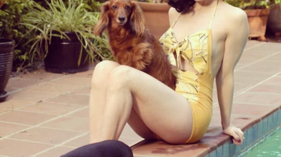 Dita Von Teese má hned dva jezevčíky a moc ráda se s nimi fotí...